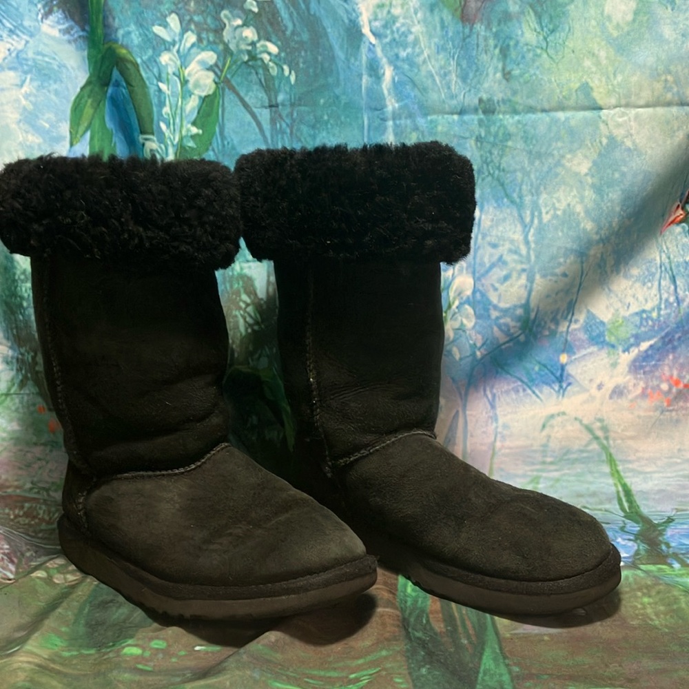 Ugg boots. Black, genuine, leather, genuine, sheepskin lining size 6